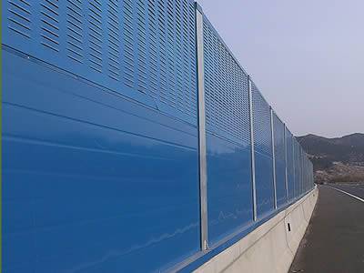 The top part is absorptive PVC sound barrier and the bottom part is reflective PVC sound barrier.