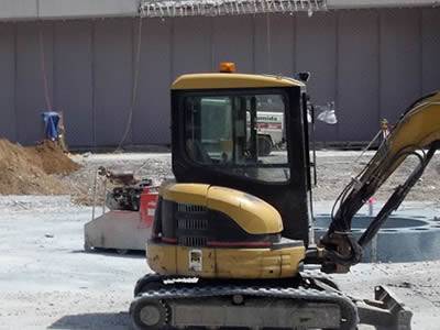 Flexible noise barrier is installed in the construction site as a temporary sound barrier.