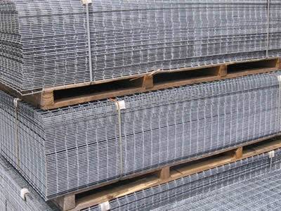 Galvanized gabion panels are bundled by plastic ropes and then put them onto wooden pallets.
